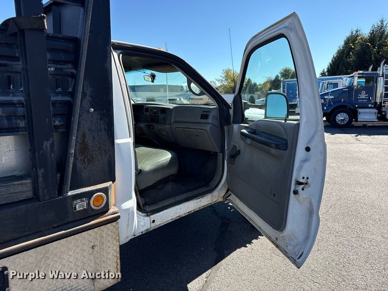 image for item EN3981 2001 Ford F550 Super Duty flatbed truck