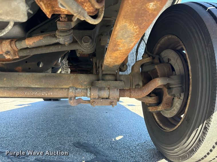 image for item EN3981 2001 Ford F550 Super Duty flatbed truck