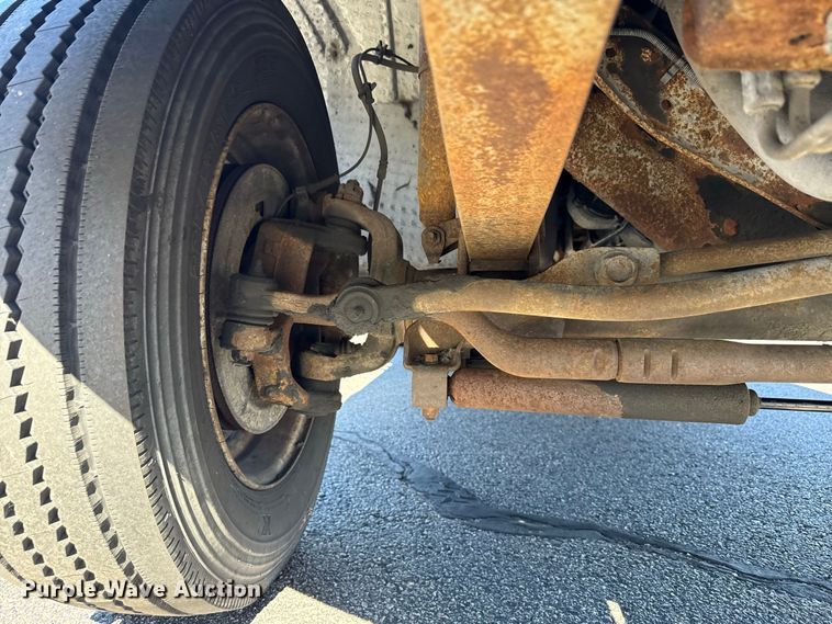 image for item EN3981 2001 Ford F550 Super Duty flatbed truck