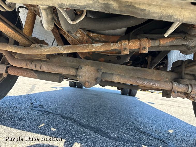 image for item EN3981 2001 Ford F550 Super Duty flatbed truck