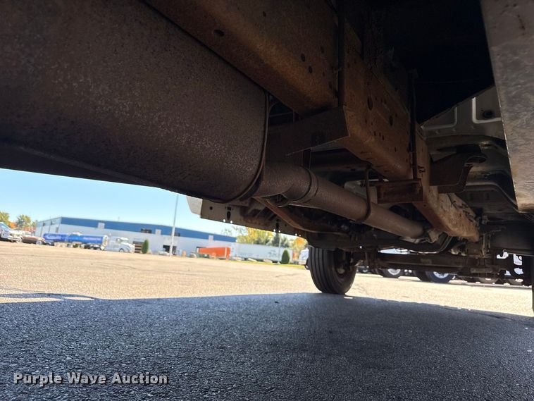 image for item EN3981 2001 Ford F550 Super Duty flatbed truck