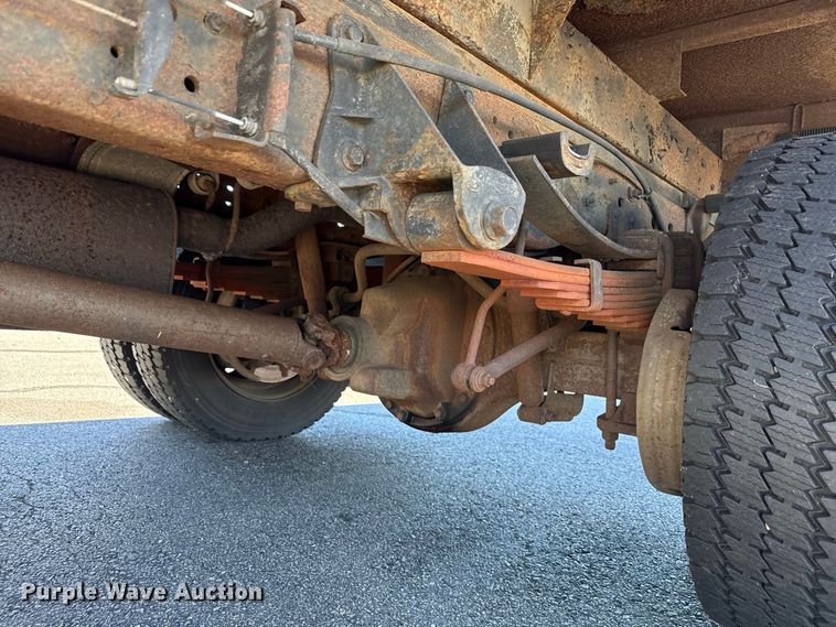 image for item EN3981 2001 Ford F550 Super Duty flatbed truck