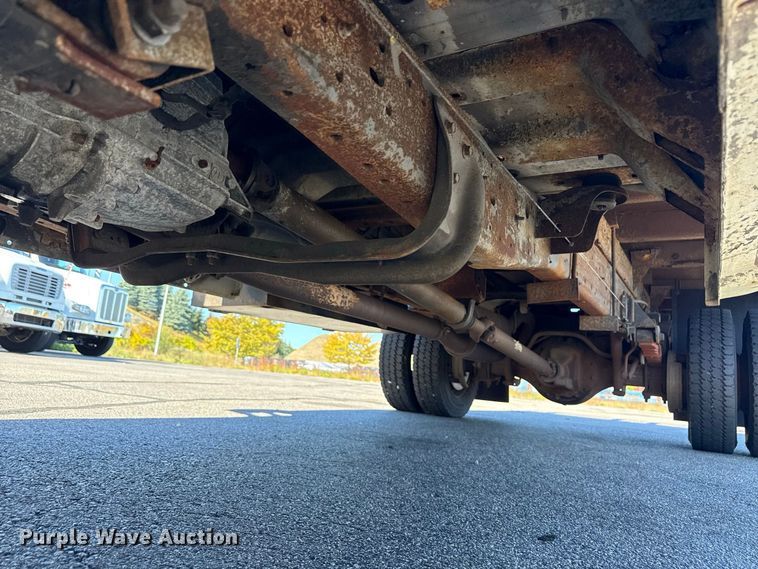 image for item EN3981 2001 Ford F550 Super Duty flatbed truck