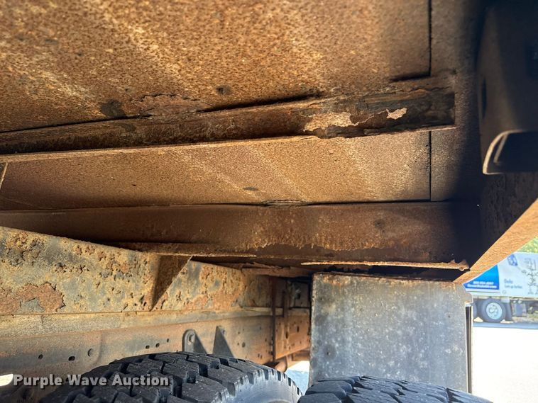 image for item EN3981 2001 Ford F550 Super Duty flatbed truck