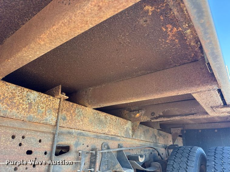 image for item EN3981 2001 Ford F550 Super Duty flatbed truck