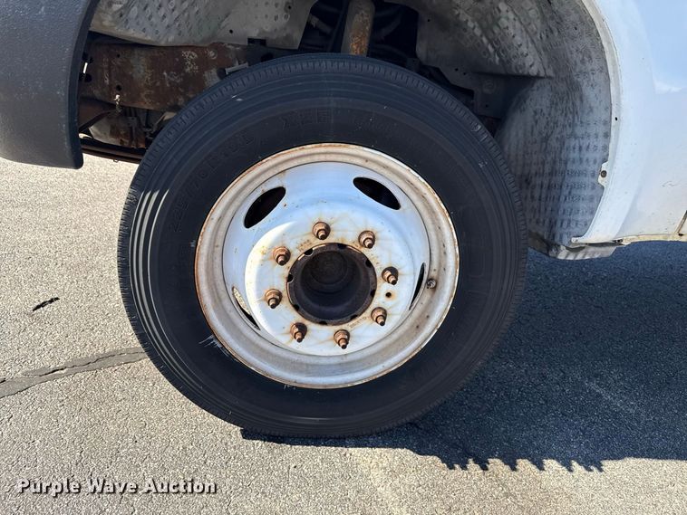 image for item EN3981 2001 Ford F550 Super Duty flatbed truck