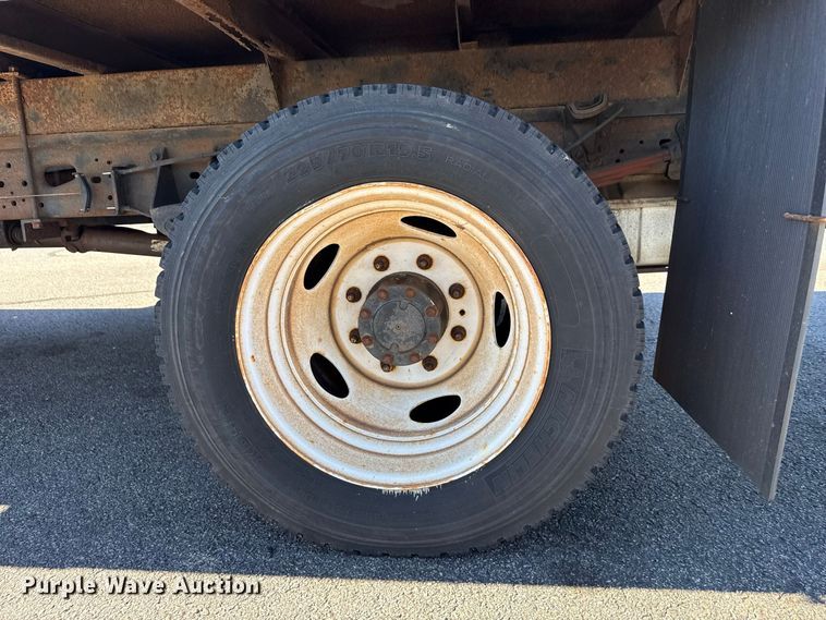image for item EN3981 2001 Ford F550 Super Duty flatbed truck