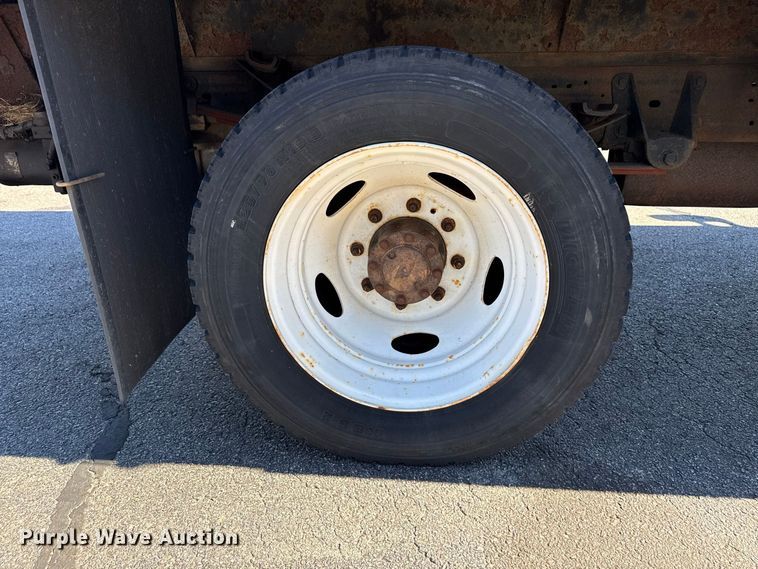 image for item EN3981 2001 Ford F550 Super Duty flatbed truck