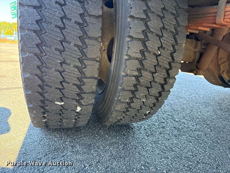 image for item EN3981 2001 Ford F550 Super Duty flatbed truck