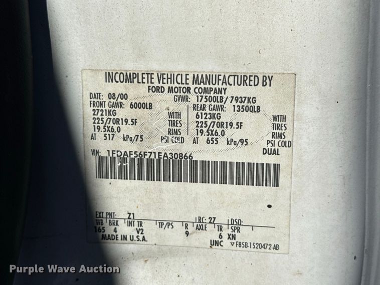 image for item EN3981 2001 Ford F550 Super Duty flatbed truck
