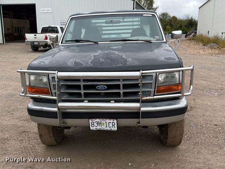 image for item EO8806 1995 Ford F250 XLT flatbed pickup truck