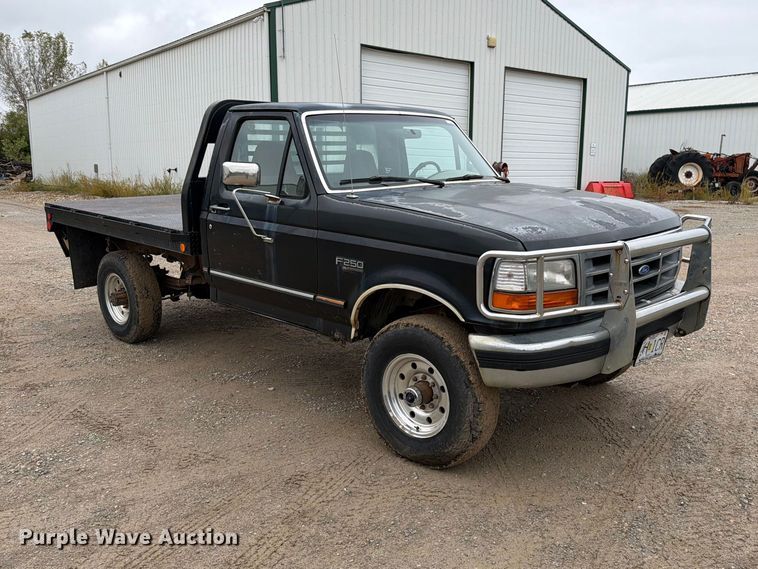 image for item EO8806 1995 Ford F250 XLT flatbed pickup truck