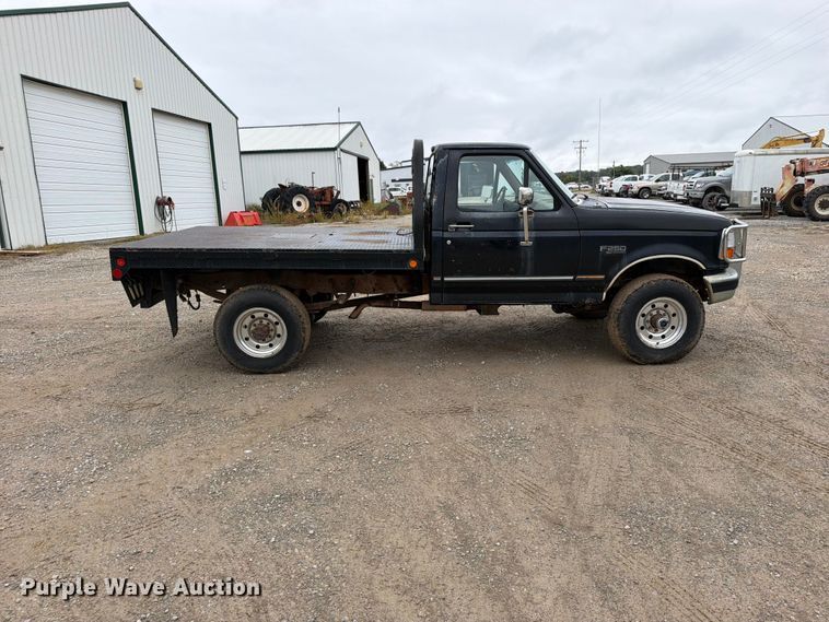 image for item EO8806 1995 Ford F250 XLT flatbed pickup truck