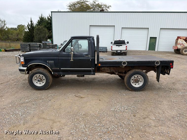 image for item EO8806 1995 Ford F250 XLT flatbed pickup truck