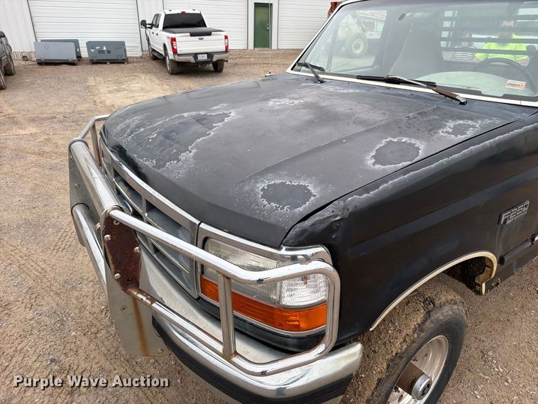 image for item EO8806 1995 Ford F250 XLT flatbed pickup truck