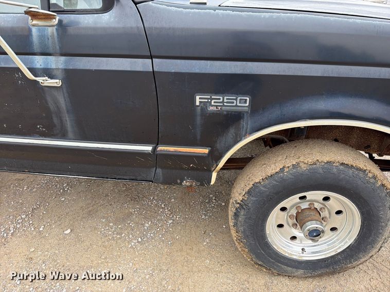 image for item EO8806 1995 Ford F250 XLT flatbed pickup truck