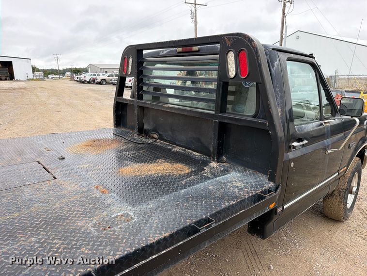 image for item EO8806 1995 Ford F250 XLT flatbed pickup truck