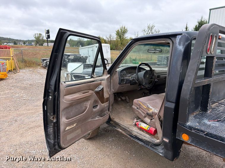 image for item EO8806 1995 Ford F250 XLT flatbed pickup truck