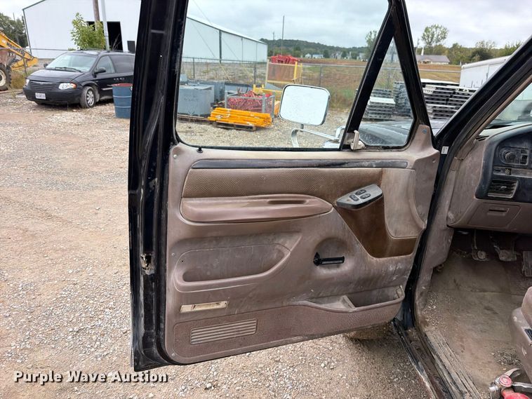 image for item EO8806 1995 Ford F250 XLT flatbed pickup truck