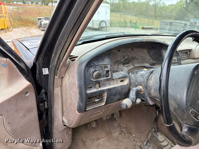image for item EO8806 1995 Ford F250 XLT flatbed pickup truck