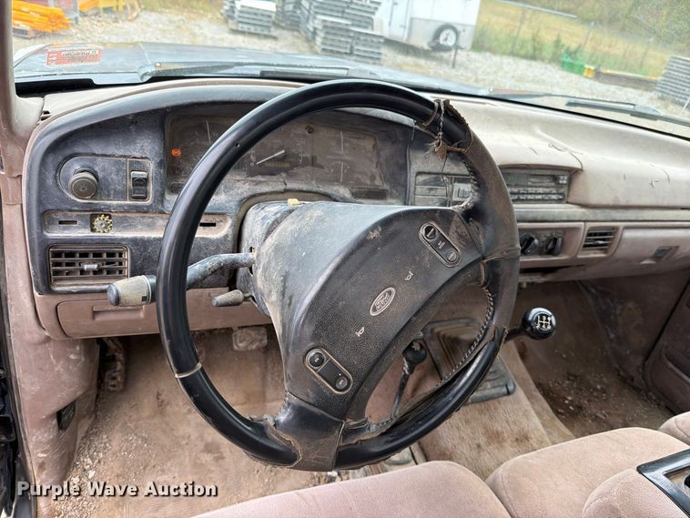 image for item EO8806 1995 Ford F250 XLT flatbed pickup truck