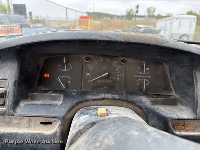 image for item EO8806 1995 Ford F250 XLT flatbed pickup truck