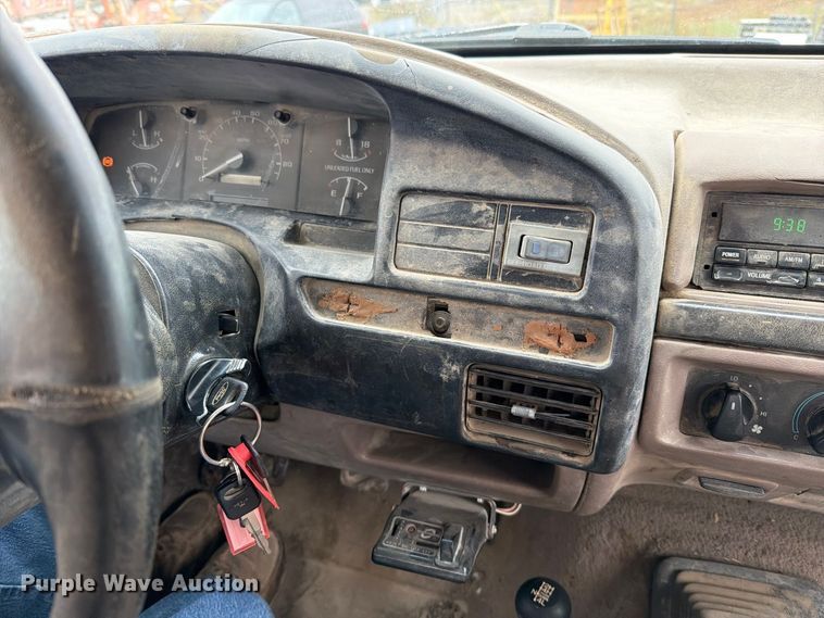 image for item EO8806 1995 Ford F250 XLT flatbed pickup truck