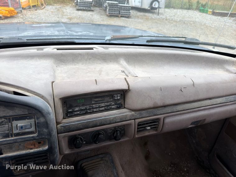 image for item EO8806 1995 Ford F250 XLT flatbed pickup truck