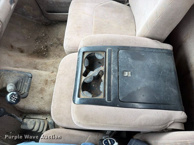 image for item EO8806 1995 Ford F250 XLT flatbed pickup truck