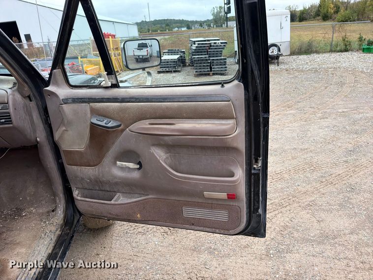 image for item EO8806 1995 Ford F250 XLT flatbed pickup truck