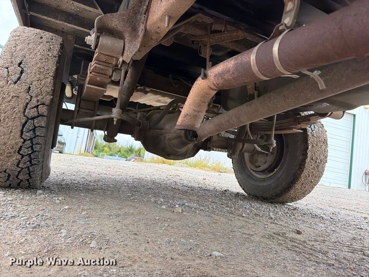 image for item EO8806 1995 Ford F250 XLT flatbed pickup truck