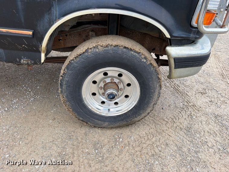 image for item EO8806 1995 Ford F250 XLT flatbed pickup truck