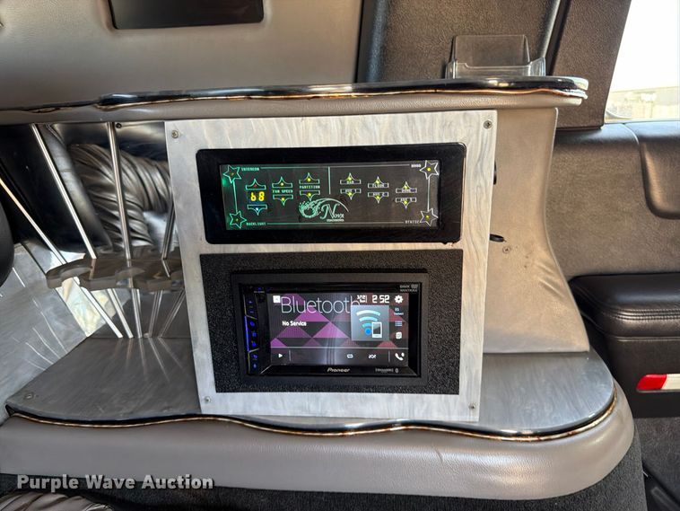 image for item EP3059 2005 Hummer H2 limousine