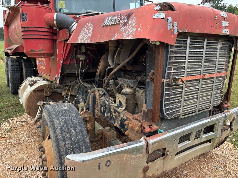 image for item ER3385 1985 Mack R688ST dump truck