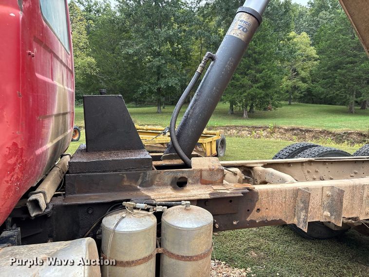 image for item ER3385 1985 Mack R688ST dump truck