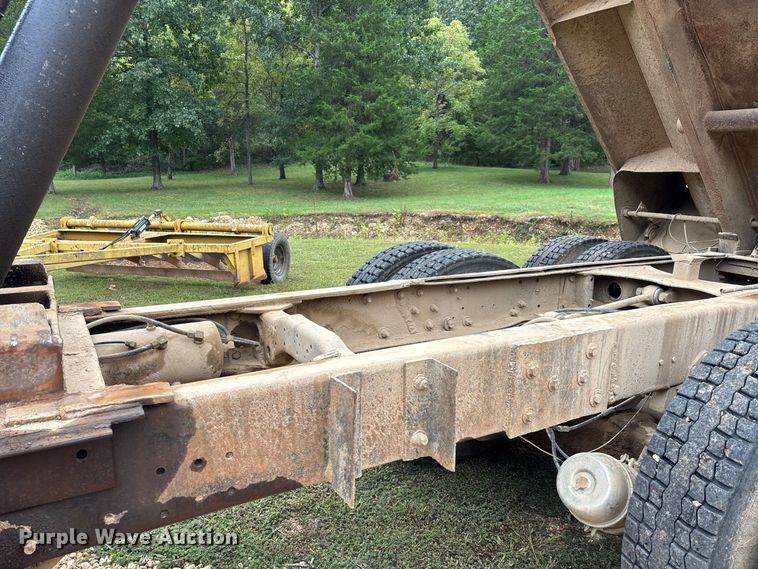 image for item ER3385 1985 Mack R688ST dump truck
