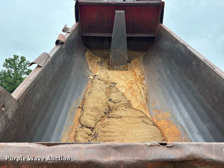 image for item ER3385 1985 Mack R688ST dump truck