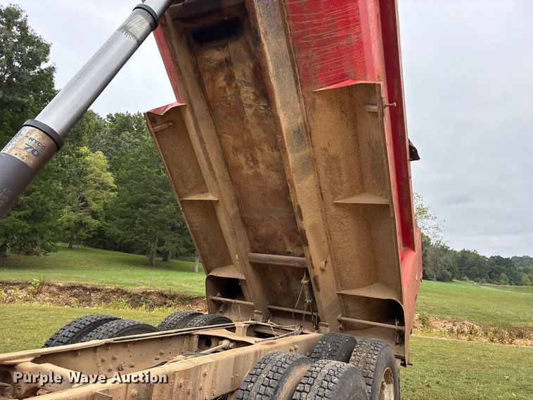 image for item ER3385 1985 Mack R688ST dump truck