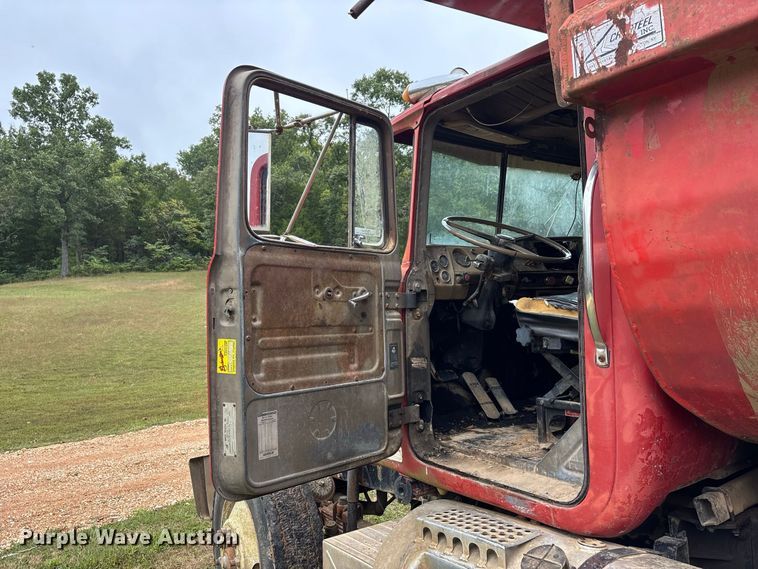 image for item ER3385 1985 Mack R688ST dump truck