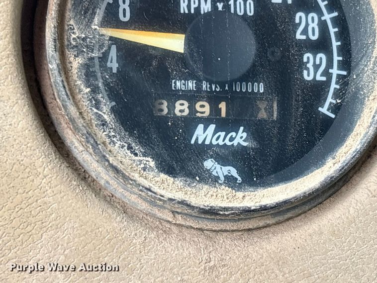 image for item ER3385 1985 Mack R688ST dump truck