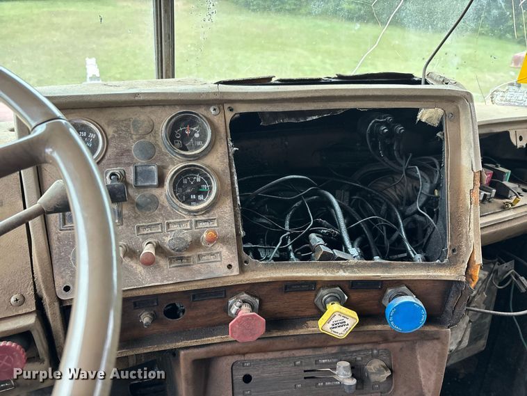 image for item ER3385 1985 Mack R688ST dump truck