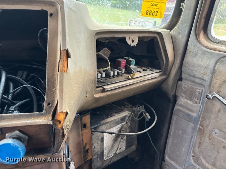 image for item ER3385 1985 Mack R688ST dump truck