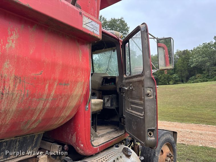 image for item ER3385 1985 Mack R688ST dump truck