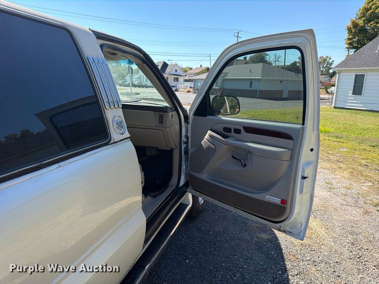 image for item ER3481 2003 Cadillac Escalade limousine