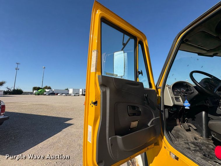 image for item ES8273 2016 International MA025 box truck