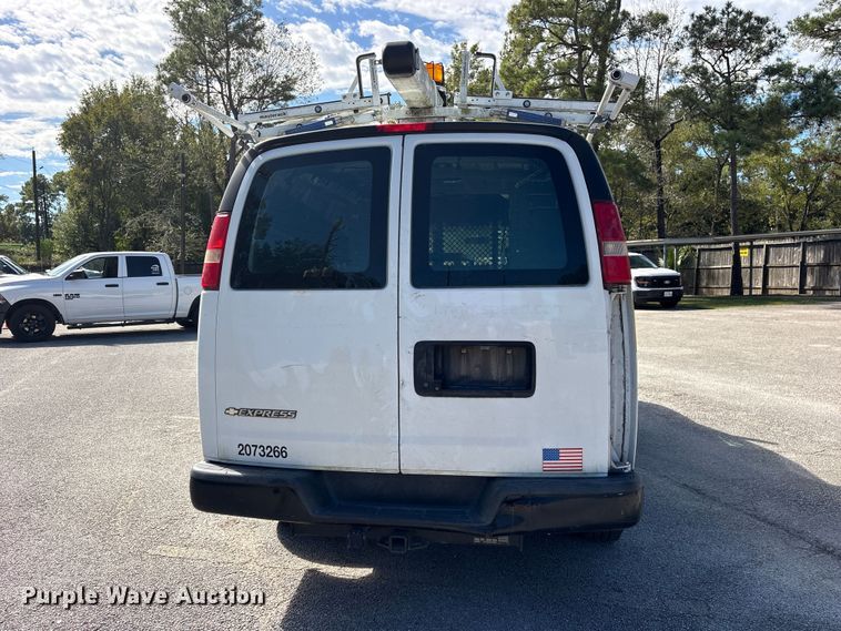 image for item ES8316 2017 Chevrolet Express 2500 van