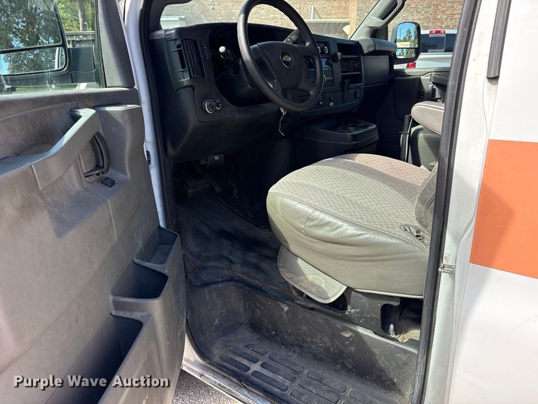 image for item ES8316 2017 Chevrolet Express 2500 van