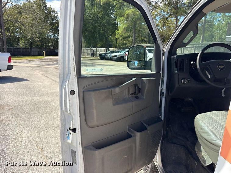 image for item ES8316 2017 Chevrolet Express 2500 van