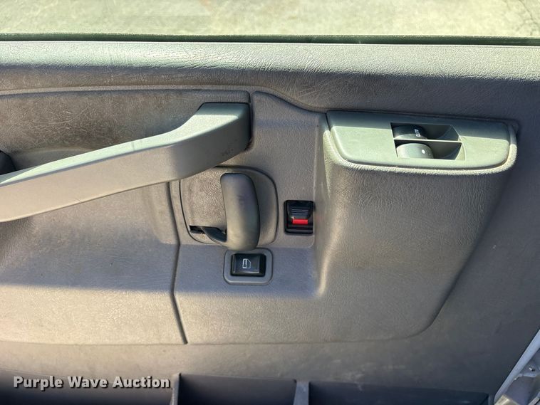 image for item ES8316 2017 Chevrolet Express 2500 van