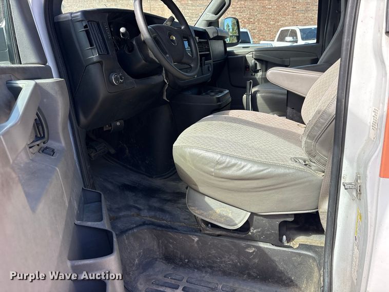 image for item ES8316 2017 Chevrolet Express 2500 van